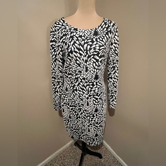 Badgley Mischka Dresses & Skirts - Badgley Mischka Black & White Floral Long Sleeve Dress, size 14